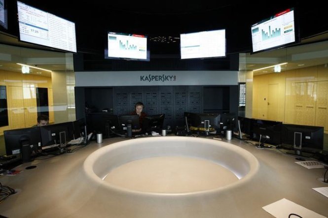 Các nhân viên của Kaspersky làm việc tại trụ sở hãng này ở Matxcơva - Ảnh: Reuters