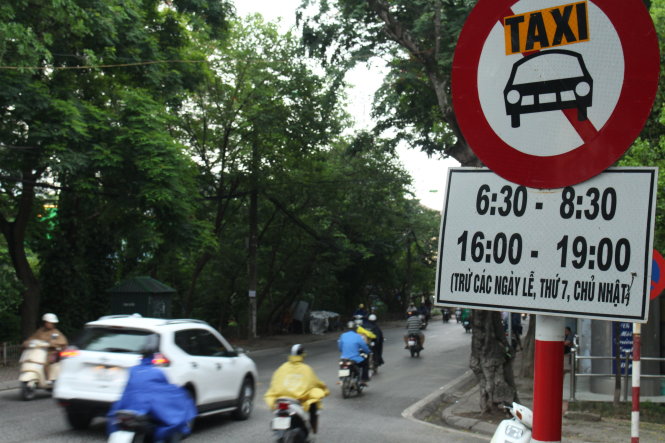 Sở Giao thông vận tải Hà Nội kiến nghị bổ sung biển báo phụ cấm xe hợp đồng dưới 9 chỗ ngồi hoạt động, trong đó có Grab, Uber, đối với tuyến đường cấm taxi - ẢNH: CHÍ TUỆ