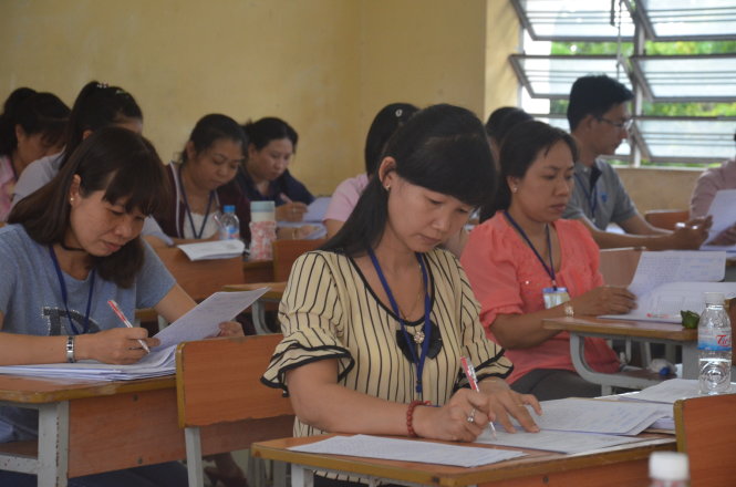 Các cán bộ chấm thi làm việc tại hội đồng chấm thi tỉnh Long An đặt ở Trường THPT Tân An, TP Tân An - Ảnh: SƠN LÂM