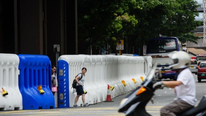 Cảnh sát dựng rào chắn ở trung tâm Hong Kong trước chuyến thăm của chủ tịch Trung Quốc Tập Cận Bình - Ảnh: AFP