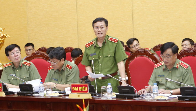 Trung tướng Đỗ Kim Tuyến, phó tổng cục trưởng Tổng cục Cảnh sát phòng chống tội phạm, trả lời các câu hỏi của phóng viên báo chí - Ảnh: D.TẤN