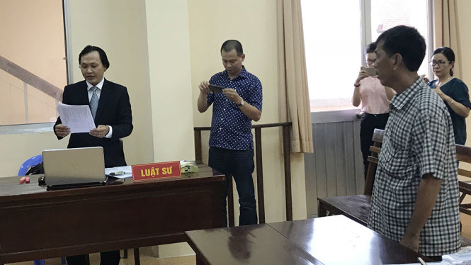 Luật sư Nguyễn Quang Vũ (bìa trái) là người bào chữa miễn phí cho bà Tú trong vụ kiện dân sự - Ảnh: CHÍ QUỐC