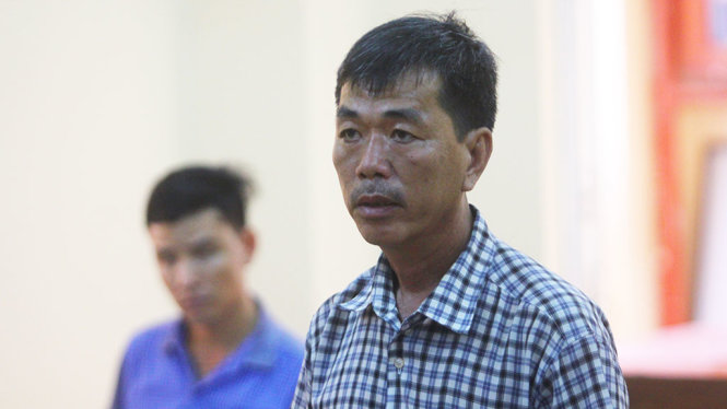 Ông Nguyễn Thiện Chí, chồng bà Tú, nghe tòa tuyên án và ông cho biết ông chấp nhận bản án này - Ảnh: CHÍ QUỐC
