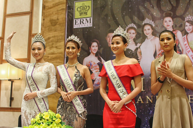 Nguyễn Thị Thành (phải) trong vai trò giám đốc quốc gia Tập đoàn sắc đẹp ERM Việt Nam, giới thiệu các ứng cử viên VN cho các cuộc thi nhan sắc quốc tế sắp tới.