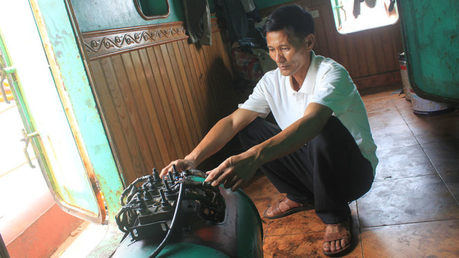 Máy phát điện trên tàu cá vỏ thép của ngư dân ông Trần Văn Thượng ở xã Nghi Sơn, huyện Tĩnh Gia thường xuyên bị hư hỏng, trục trặc - Ảnh: HÀ ĐỒNG
