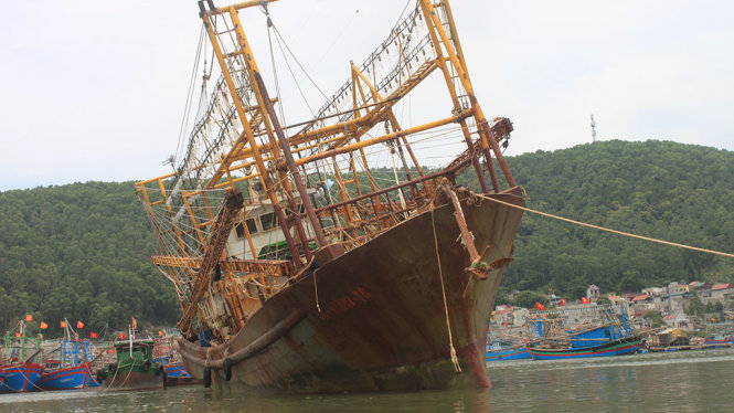 Tàu cá vỏ thép của ngư dân Trần Văn Thượng ở xã Nghi Sơn, huyện Tĩnh Gia (Thanh Hóa) thường xuyên bị hư hỏng, đang nằm ở vịnh Nghi Sơn - Ảnh: HÀ ĐỒNG