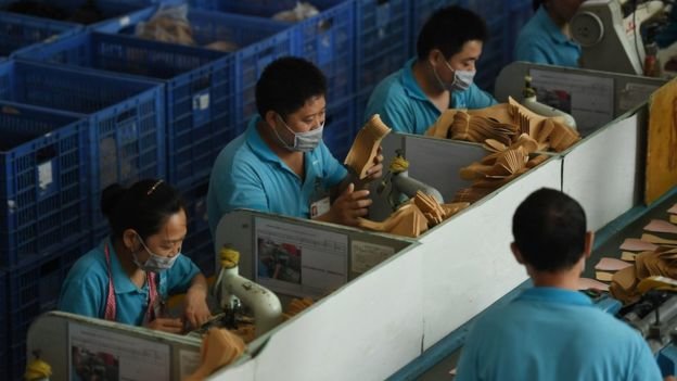 Công nhân làm việc tại xưởng đóng giày Dongguan của Huajian trong năm 2016 - Ảnh: AFP