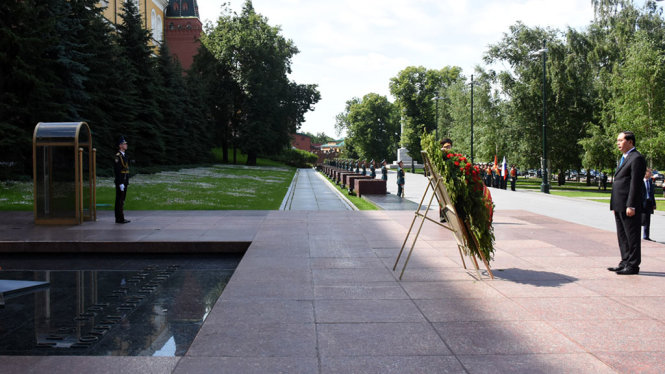 Chủ tịch nước Trần Đại Quang viếng Đài tưởng niệm Liệt sĩ vô danh Liên bang Nga ở thủ đô Moscow sáng 29-6 - Ảnh: Q.TRUNG