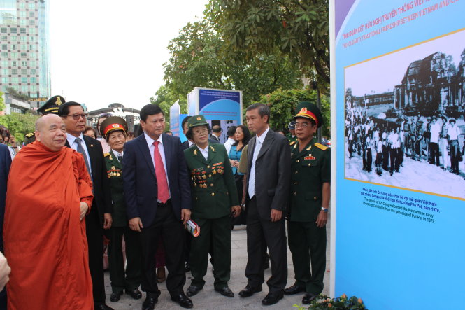 Sau lễ kỷ niệm, các đại biểu xem triển lãm tại phố đi bộ Nguyễn Huệ - Ảnh: La My