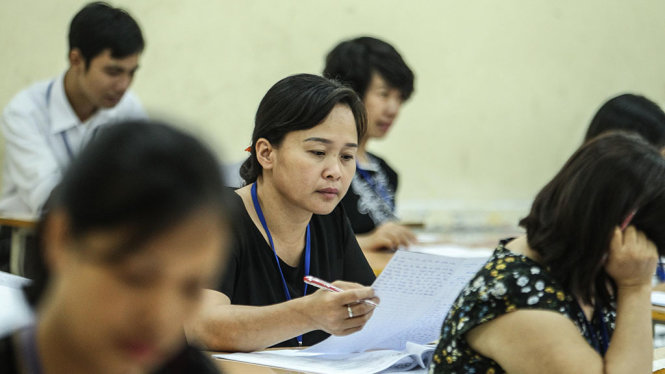 Các giáo viên đang chấm thi các môn thi tự luận, khu vực chấm thi tự luận được đặt tại trường THPT Phan Đình Phùng - Ảnh: NGUYỄN KHÁNH