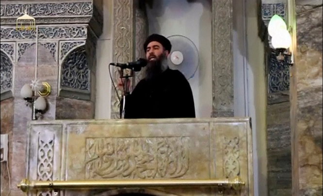 Hình ảnh được cho là tên thủ lĩnh Abu Bakr al-Baghdadi trong lần xưng vương ở Mosul cách đây ba năm - Ảnh: Reuters