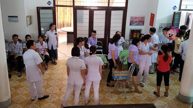 Các bác sĩ, y tá xếp hàng hiến máu cứu chữa cho ông Hương - Ảnh: Doãn Hòa