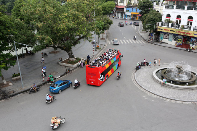 xe buýt 2 tầng chạy thử nghiệm trên đường phố Hà Nội- Ảnh: HOÀNG PHƯƠNG