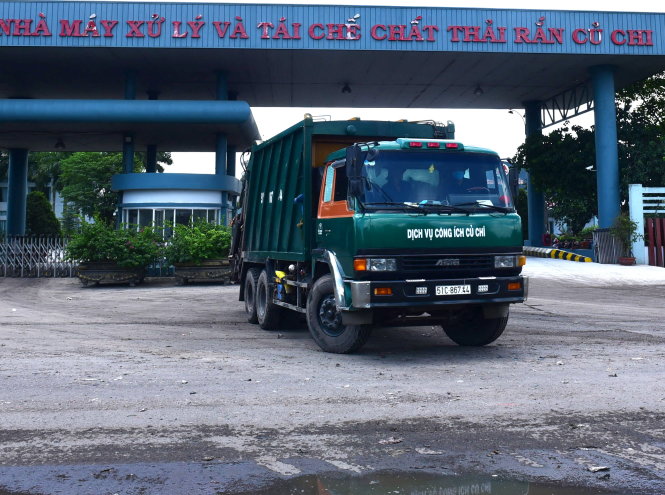 Xe chở rác ra vào khu liên hợp xử lý chất thải rắn Tây Bắc tại bãi rác Phước Hiệp, huyện Củ Chi Ảnh: HỮU THUẬN