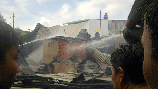 Dồn sức dập tắt lửa tại vụ cháy ở Cái Dầu - Ảnh: CTV
