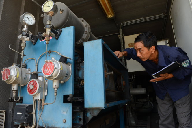 Anh Lê Minh Sơn, nhân viên vận hành gas, điện của Nhà máy điện Gò Cát (nằm trong bãi rác Gò Cát, Q.Bình Tân), kiểm tra hệ thống thu gas của nhà máy Ảnh: QUANG ĐỊNH
