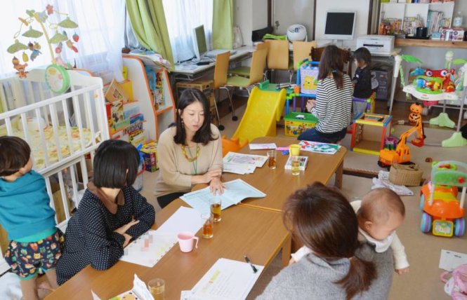 Các bà mẹ trò chuyện tại một nơi giữ trẻ ở Tokyo - Ảnh: Kyodo