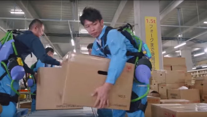 Nhờ có 'Bộ tiếp sức', công nhân Nhật Bản có thể dễ dàng nâng những thùng đồ nặng 70kg - Ảnh chụp từ clip