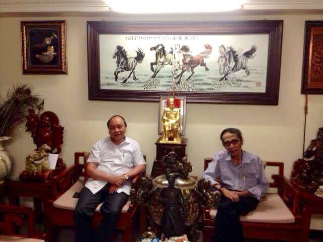 Thủ tướng Nguyễn Xuân Phúc (trái) và nhà  thơ Hải Như tại nhà riêng Thủ tướng Hà Nội 2016 - Ảnh: gia đình cung cấp