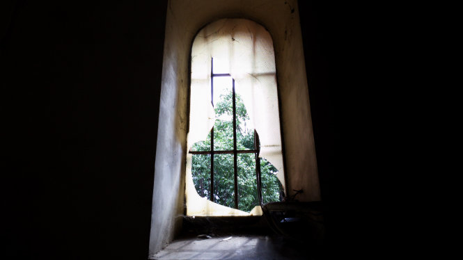 Cửa sổ bên trong thánh đường nhà thờ Chính Toà Đức Bà Sài Gòn bị bể kính, hư hỏng - Ảnh: TỰ TRUNG