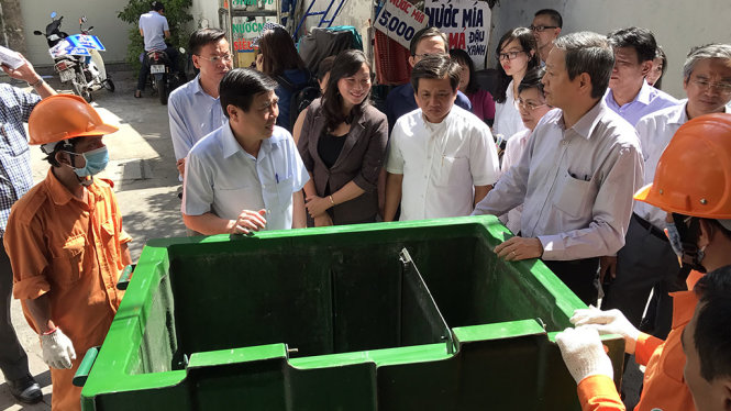 Chủ tịch UBND TP Nguyễn Thành Phong (thứ 2 từ trái qua) trao đổi với công nhân gom rác phân loại tại hẻm 25 Nguyễn Bỉnh Khiêm, Q.1 - Ảnh: Q.KHẢI