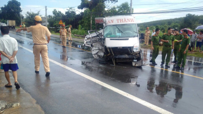 Hiện trường hai xe khách tông nhau trưa nay trên quốc lộ 14 qua huyện Đắk Hà, Kon Tum - Ảnh: Hải Yến