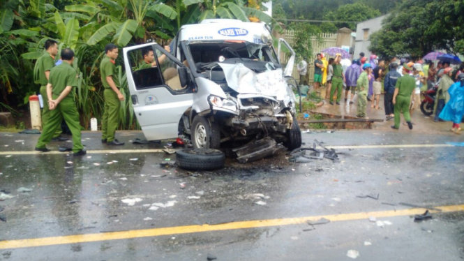 Hiện trường hai xe khách tông nhau trưa nay trên quốc lộ 14 qua huyện Đắk Hà, Kon Tum - Ảnh: Hải Yến