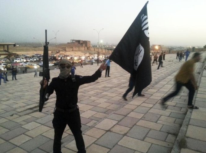Một chiến binh thuộc nhóm khủng bố IS - Ảnh: Reuters