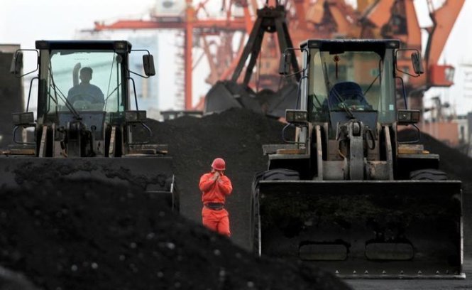 Hoạt động bốc dỡ than từ tàu Triều Tiên tại cảng Đan Đông, tỉnh Liêu Ninh tháng 7-2010 - Ảnh: Reuters