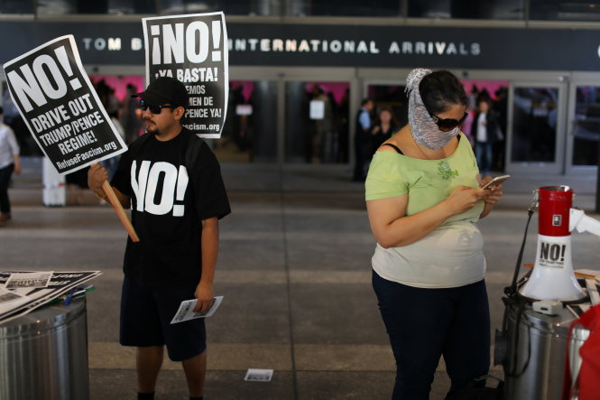 Một số người Mỹ bắt đầu biểu tình chống sắc lệnh nhập cảnh ở sân bay quốc tế Los Angeles bang California, ngày 29-6 - Ảnh: Reuters