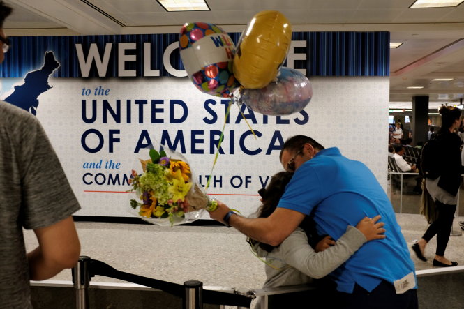 Ông Ahmed Khalil, người gốc Ai Cập định cư tại Mỹ, đón hai con gái Laila, 6 tuổi, và Farida, 8 tuổi, tại sân bay quốc tế Washington Dulles ở bang Virginia, ngày 29-6 - Ảnh: Reuters