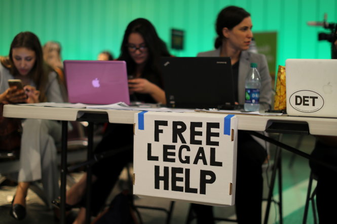 Các luật sư tình nguyện dựng bàn làm việc hỗ trợ những trường hợp gặp khó khăn ở sân bay quốc tế Los Angeles bang California, ngày 29-6 - Ảnh: Reuters