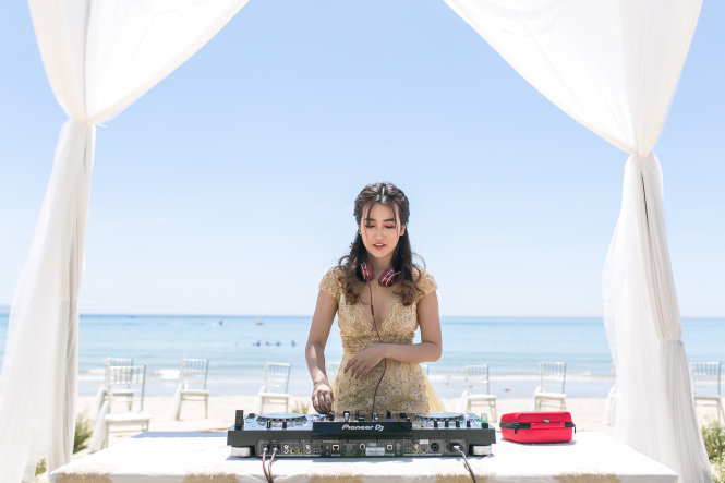 DJ Trang Moon trong bộ áo cưới xinh đẹp, trình diễn tại Triển lãm cưới đầu tiên trên biển.