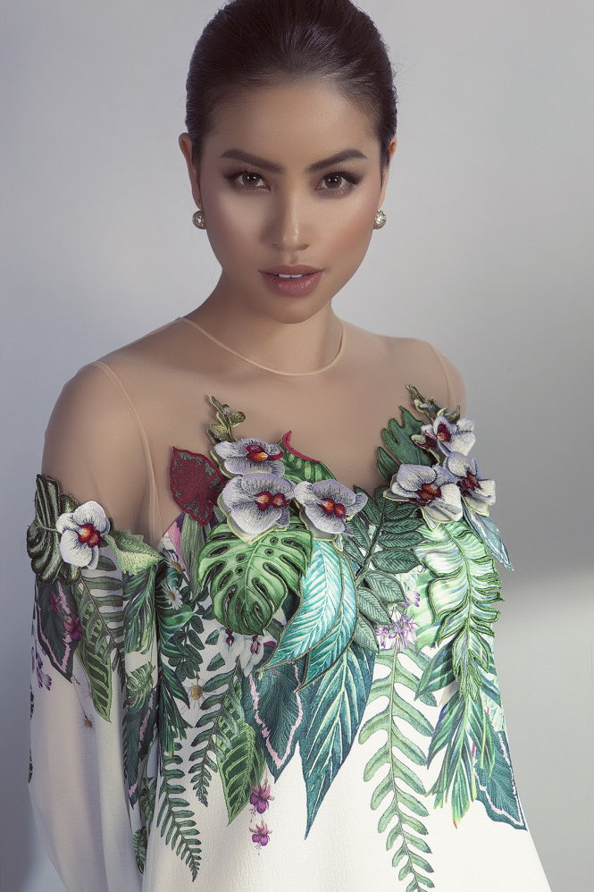 Hoa hậu Phạm Hương trong một mẫu ứng dụng của bộ sưu tập Em hoa.