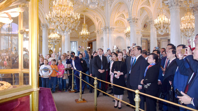 Chủ tịch nước Trần Đại Quang và đoàn đại biểu cấp cao Việt Nam thăm Cung điện Mùa Đông - Ảnh: Yên Ba