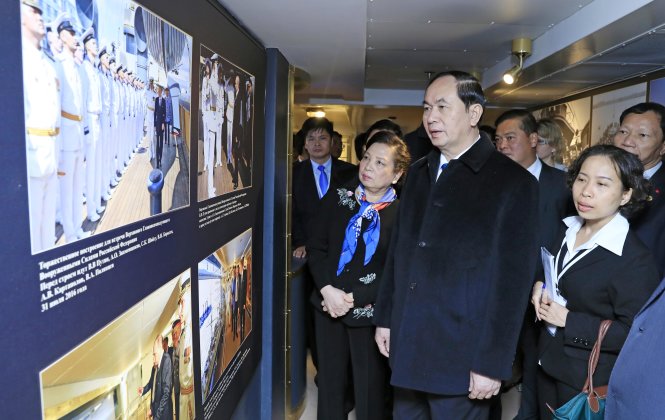 Chủ tịch nước Trần Đại Quang và phu nhân cùng đoàn đại biểu cấp cao Việt Nam thăm chiến hạm Rạng Đông - Ảnh: TTXVN