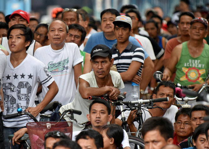 Người dân Philippines tại Mania tập trung xem Pacquiao thi đấu qua màn hình lớn. Ảnh: REUTERS