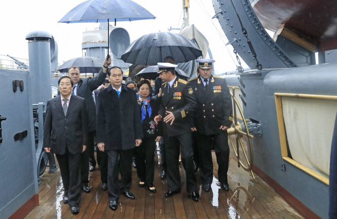 Chủ tịch nước Trần Đại Quang và phu nhân cùng đoàn đại biểu cấp cao Việt Nam thăm chiến hạm Rạng Đông - Ảnh:TTXVN