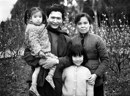 Gia đình nhà thơ Chế Lan Viên - nhà văn Vũ Thị Thường. Nhà thơ Chế Lan Viên bế con gái Phan Thị Vàng Anh - Ảnh tư liệu gia đình