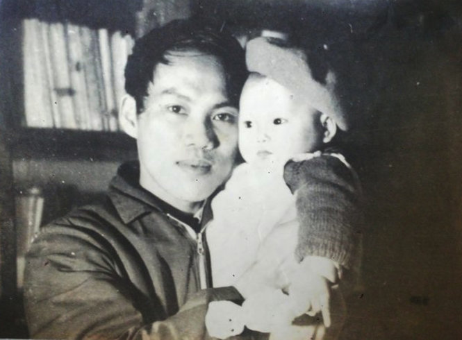 Lưu Quang Vũ và con trai Lưu Minh Vũ năm 1971 - Ảnh tư liệu gia đình