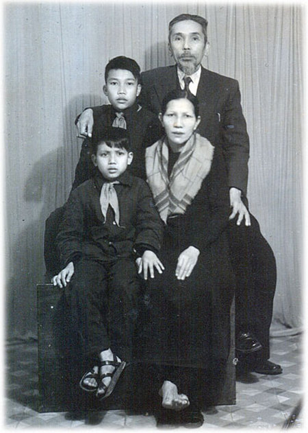 Học giả Phan Khôi cùng vợ và hai con nhỏ: Phan Lang Sa (hàng đầu) và Phan Nam Sinh vào năm 1956 - Ảnh tư lệu gia đình