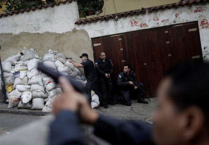 Cảnh sát Brazil triển khai bao vây băng đảng ma túy ở khu ổ chuột Pavao Pavaozinho thuộc thành phố Rio de Janeiro ngày 28-6 - Ảnh: Reuters