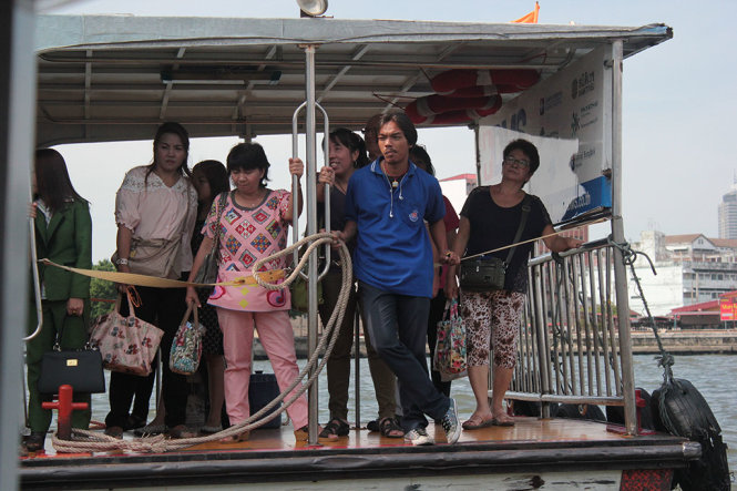 Hành khách đợi lên thuyền tại một trạm “buýt sông” trên dòng Chao Phraya ở Bangkok (Thái Lan) - Ảnh: KHÁNH HẠ