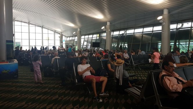 Hành khách chờ đợi trong bóng tối ở sân bay San Jose của Costa Rica do mất điện - Ảnh: Twitter