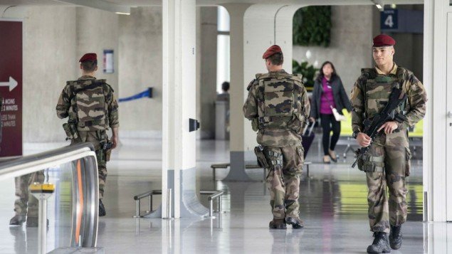 Binh lính Pháp tuần tra tại sân bay Charles de Gaulle - Ảnh: Times of Israel