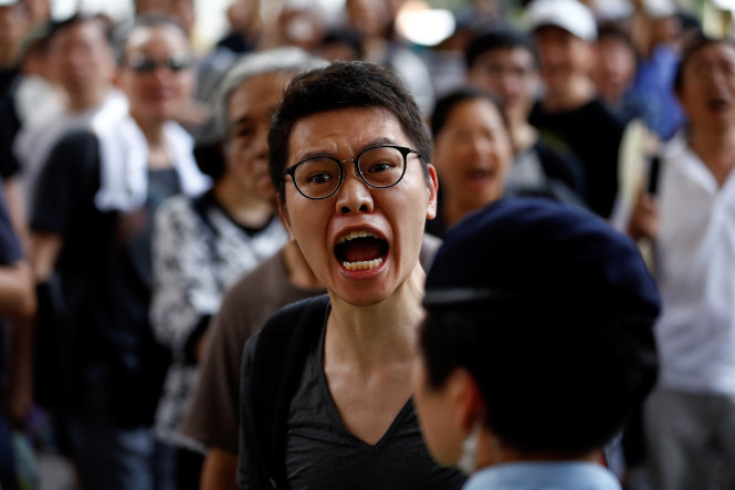 Sự xuất hiện của người đàn ông ủng hộ Bắc Kinh đã khiến một số người biểu tình tức giận - Ảnh: Reuters