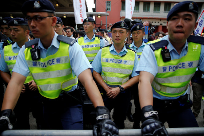 Cảnh sát Hong Kong trong những ngày vừa qua đang phải căng mình vừa đảm bảo an ninh cho chuyến thăm của ông Tập Cận Bình, vừa đối phó với các cuộc biểu tình và tụ tập. - Ảnh: Reuters
