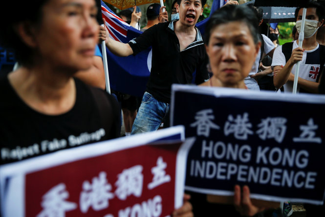 Người biểu tình giơ khẩu ngữ đòi Hong Kong độc lập. Theo thỏa thuận ban đầu giữa Anh và Trung Quốc, Hong Kong có quyền duy trì hiện trạng tự trị như hiện nay ít nhất tới năm 2047 - Ảnh: Reuters