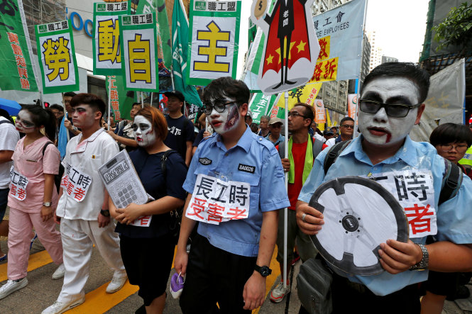 Người biểu tình hóa trang thành các tầng lớp trong xã hội Hong Kong - Ảnh: Reuters