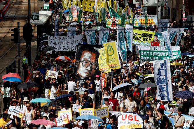 Hàng chục ngàn người đã xuống đường biểu tình ngày 1-7 - Ảnh: Reuters